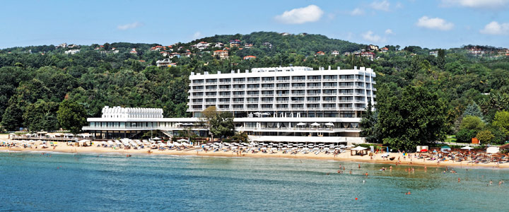 sunny-day-resort-panorama